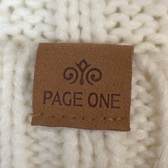 Page One Beanie Women with Furry Pom Pom Cream Color - Picture 2 of 11